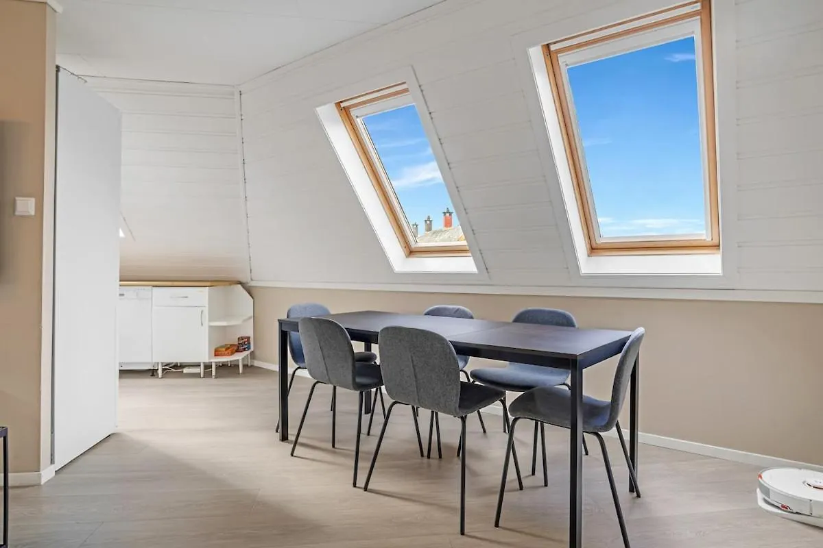 Top-Floor Apartment In 베르겐